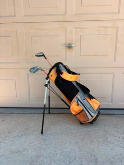 US Kids Golf junior stand bag and 3 golf clubs.