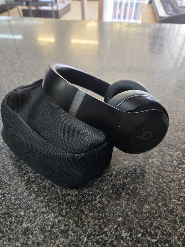 Beats Studio Pro With Case No Charger
