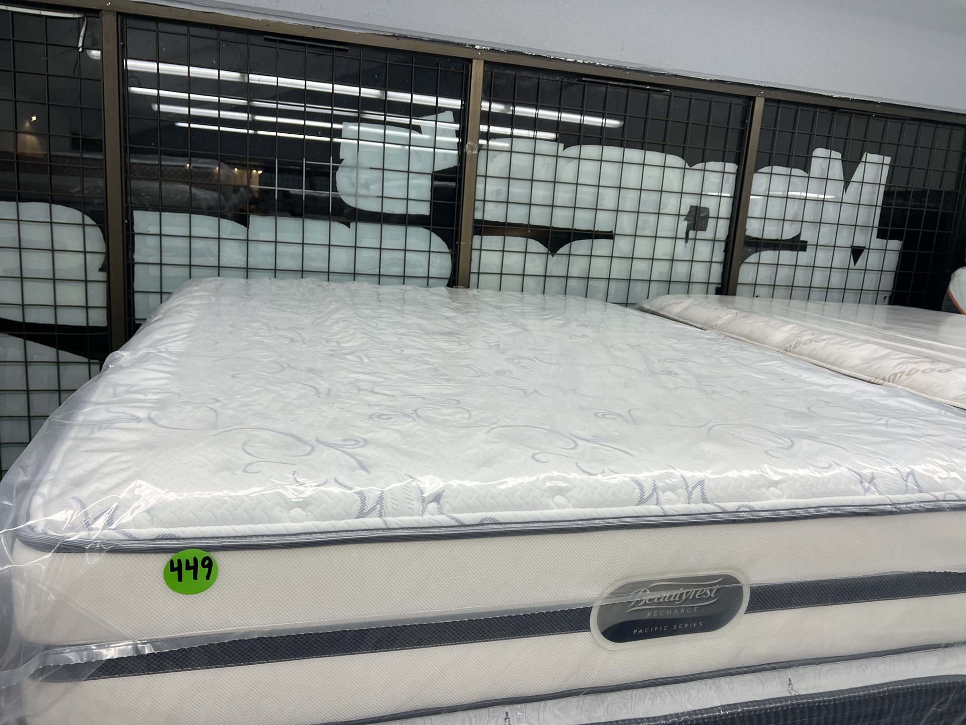 QUEEN SIZE SIMMONS BEAUTYREST RECHARGE MATTRESS & BOX SPRING BED SET