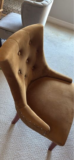 Tufted Velvet Dinning Chairs. 4 chairs