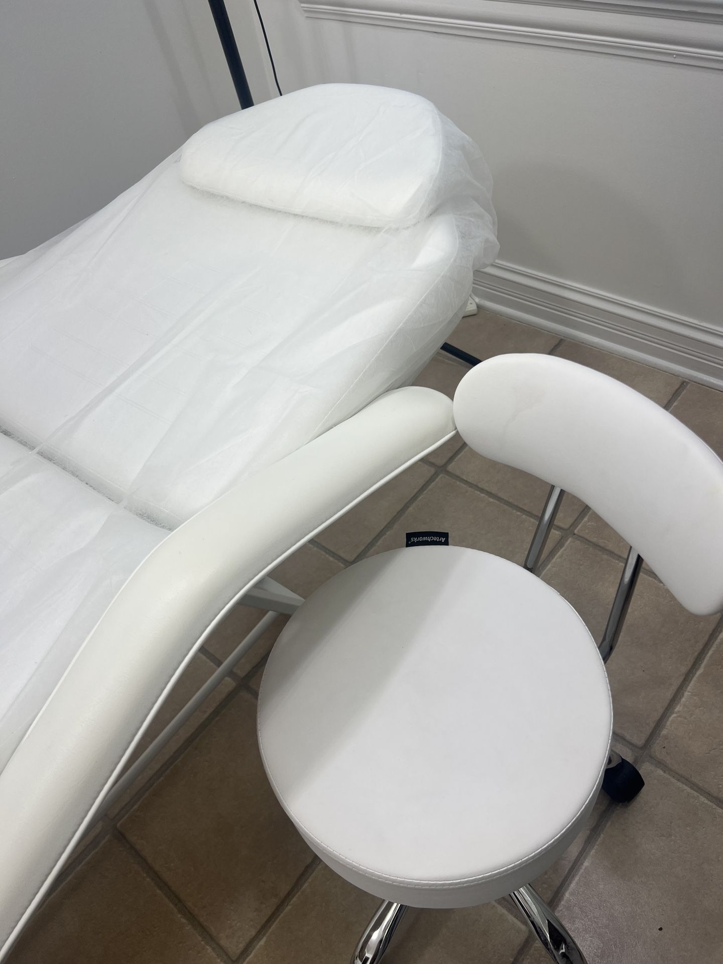 Esthetician Bed&chair for Sale in Schaumburg, IL OfferUp