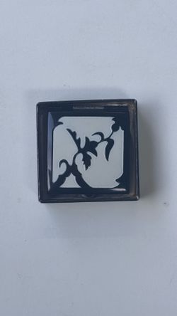 vintage Vashe makeup compact, likely dating from the 1930s