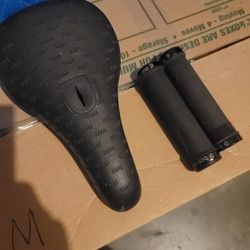 Bmx Pivotal Cult Seat With Box Lock On Grips