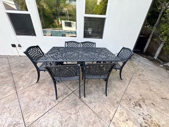 Heavy duty outdoor table and 6 chairs