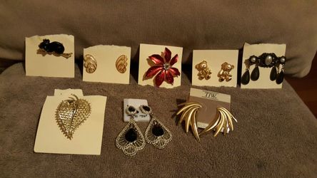 Vintage jewelry lot of 4 pendent and 4 sets of earings