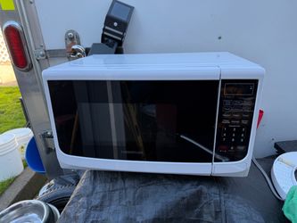 Farberware 0.7 Cu. Ft. Countertop Microwave Oven – 700 Watts