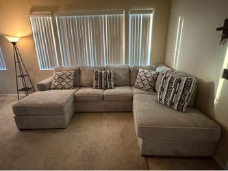 Sectional Couch w/ pillows