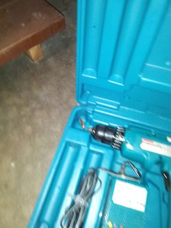 Makita drill for sale dc9.6 v comes with charger n its box