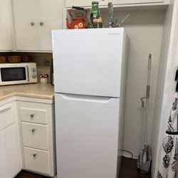 Insignia 10 Cu. Ft. top freezer refrigerator with ENERGY STAR Certification - White