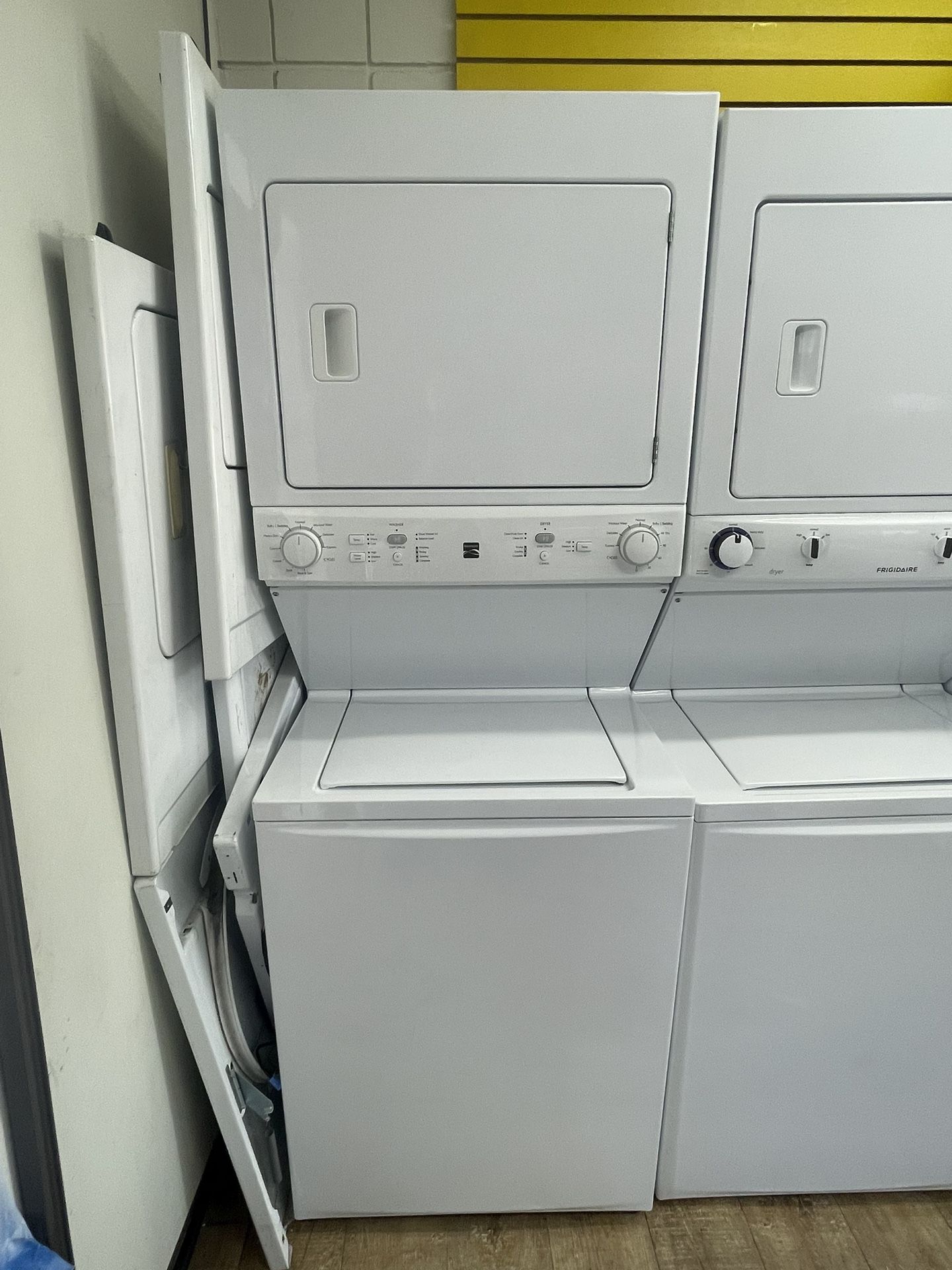 Kenmore 27’ Gas Washer Dryer Stackable In Excellent Condition