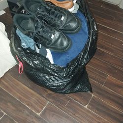 Bolsa de ropa y tenis