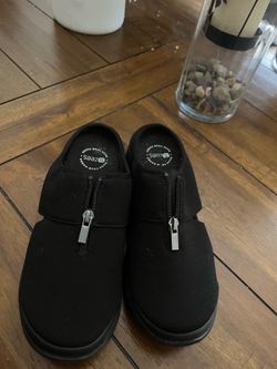 B Zees 8.5 size shoes, like new