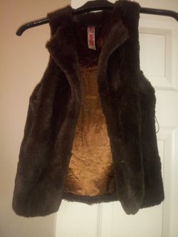 Brow Sleeveless Fur Coat