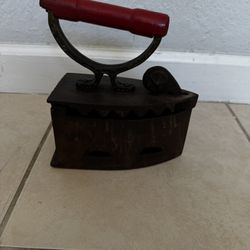 Antique cast iron coal burning iron. Location West Kendall 33194 