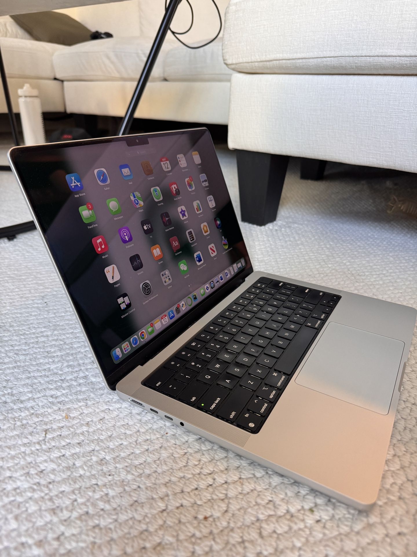 “2021 MacBook Pro M1 Pro (16GB/512GB) – Pristine Condition,Box + Charger