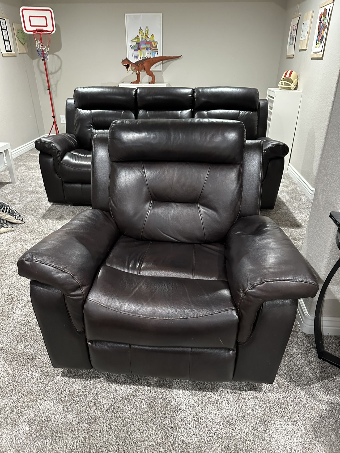 Leather Recliner set In Excellent Condition with Drop Table