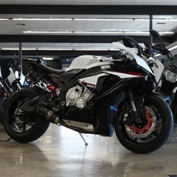 2016 YAMAHA R1S