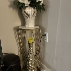 Corner Table / Flower Vase / Decore