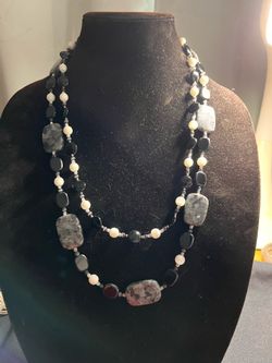 Collar doble con cuentas grandes de jaspe con inclusiones negras y  agates blancas con Onix cierre de plata 925