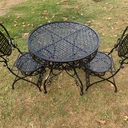Gorgeous iron bistro set decorative table and chairs EXCELLENT CONDITION!!
