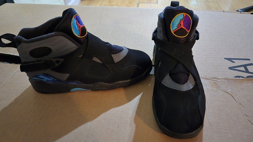 Air Jordan 8
Aqua (Size 1.5y)