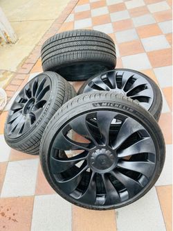 Tesla’s factory wheels and tires