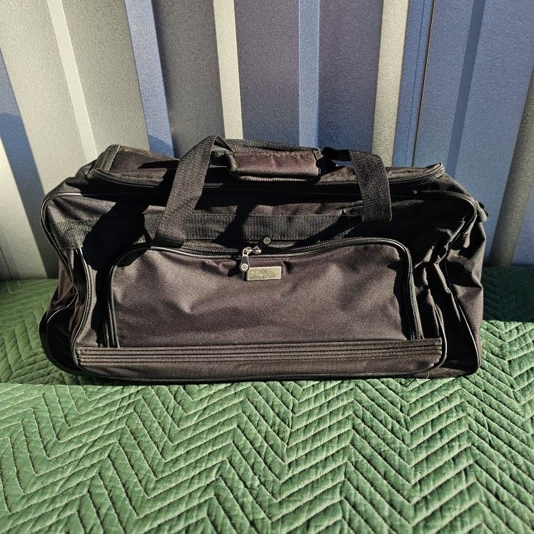 Vintage Protege Brand Rolling Duffle Bag With Retractable Handle & Wheels. Good Condition.
