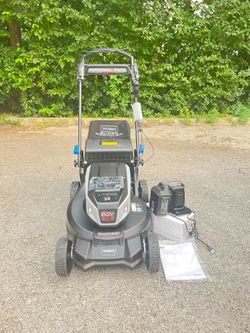 Toro new super recycler battery operated 21” self propelled lawnmower kit comes with battery and charger