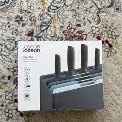  Joseph Joseph 8 pieces knife and board set.