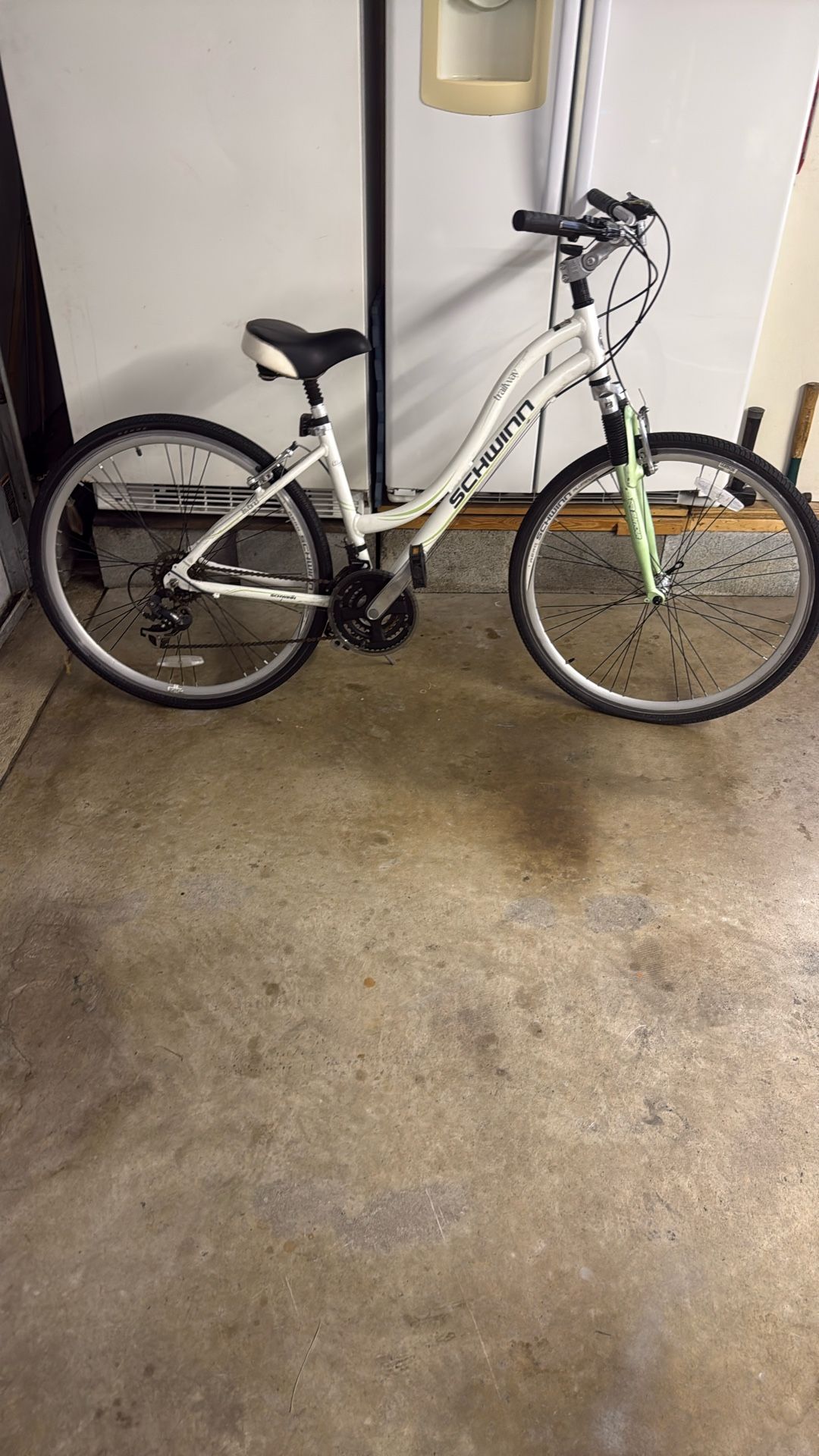 Schwinn Hybrid Tray 28 Inches 700cc
