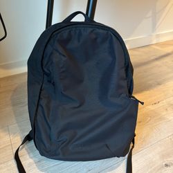 Moment everything backpack size 21L in black
