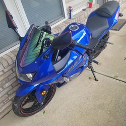 I Have a 2009 Kawasaki Ninja 250cc For Sale $2200 hundred Or Best Ofert