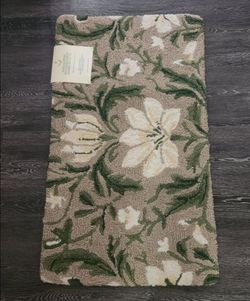Super Cute Hand-Hooked Accent Rug Featuring Seasonal Spring Design  22 X 38
