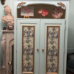 ABSOLUTELY GORGEOUS Victorian/Vintage style armoire/wardrobe/storage/tv cabinet. This has so many different  uses!  