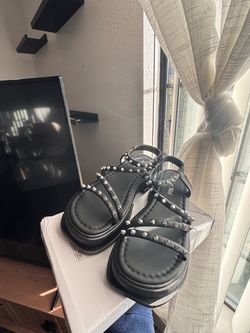 Women’s sandals (6-6.5)