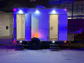 LUXURY RESTROOM TRAILER 