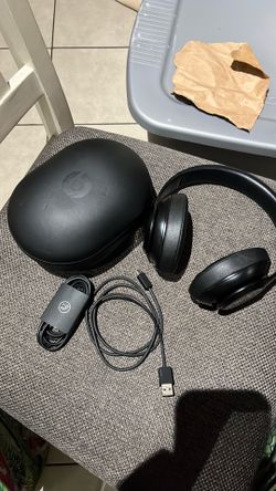 Beats Studio3 Wireless Headphones. Case cable and charger included