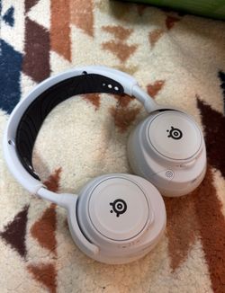 Steel Series Arctis Nova 7
