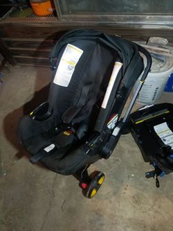 Doona Infant Car Seat Stroller with Base. 200$ or best offer negotiable.