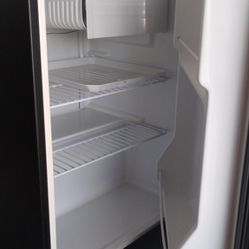 Black & Decker Mini Fridge With Freezer Compartment