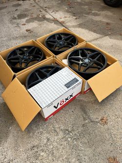 FOUR, VOXX 18x8 GLOSS BLACK WHEELS