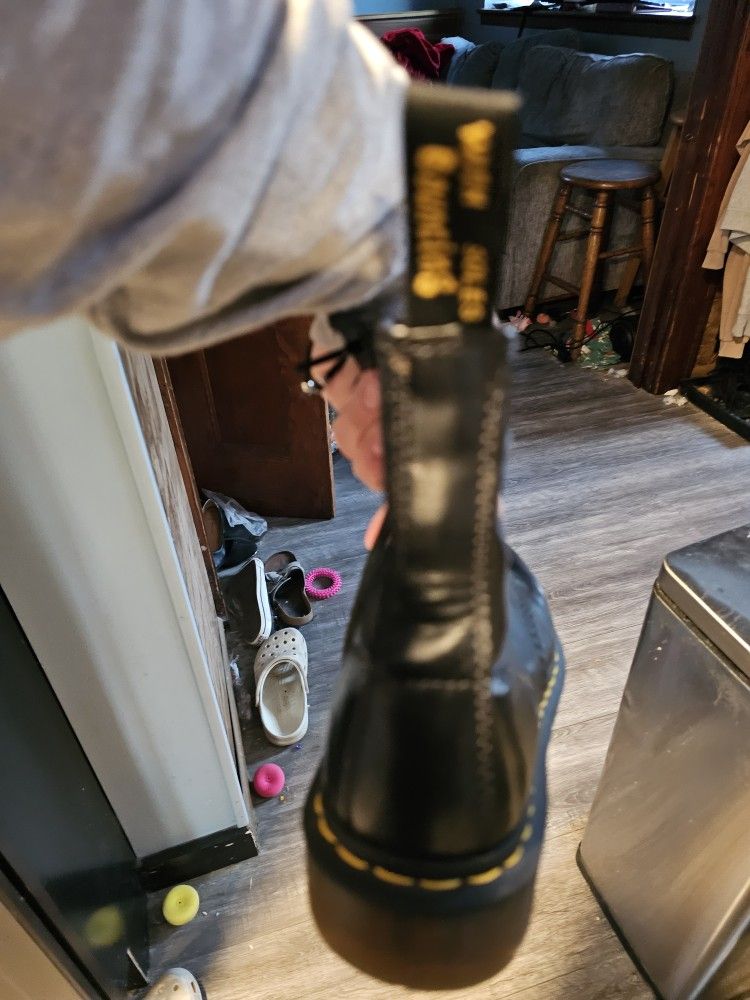 Doc https://offerup.com/redirect/?o=TWFydGluLmJvb3Rz