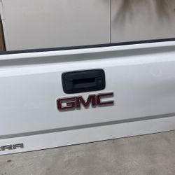 2015 GMC Tail Gate With Back Up Camara