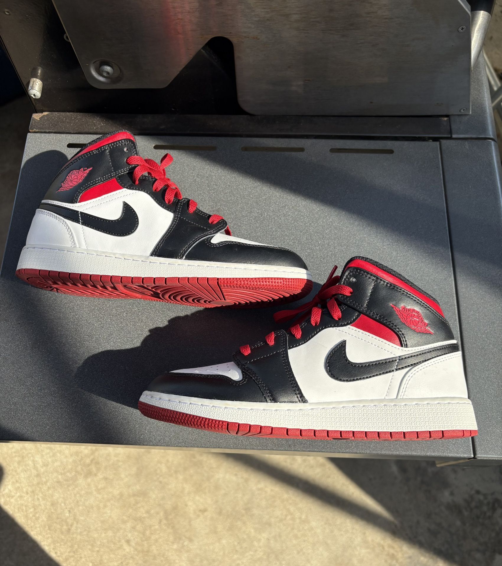 Jordan 1 Mid Size 7Y