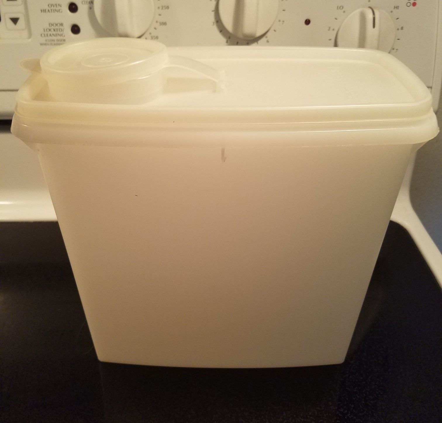 Tupperware keeper