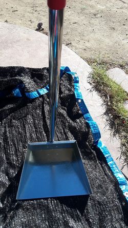 Metal dust pan
