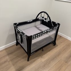 Graco Pack N Play + Bassinet (Checkered) Newborn Baby / Toddler Travel Bed, Mini Crib + Play Yard, Play Pen
