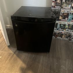 Mini fridge 