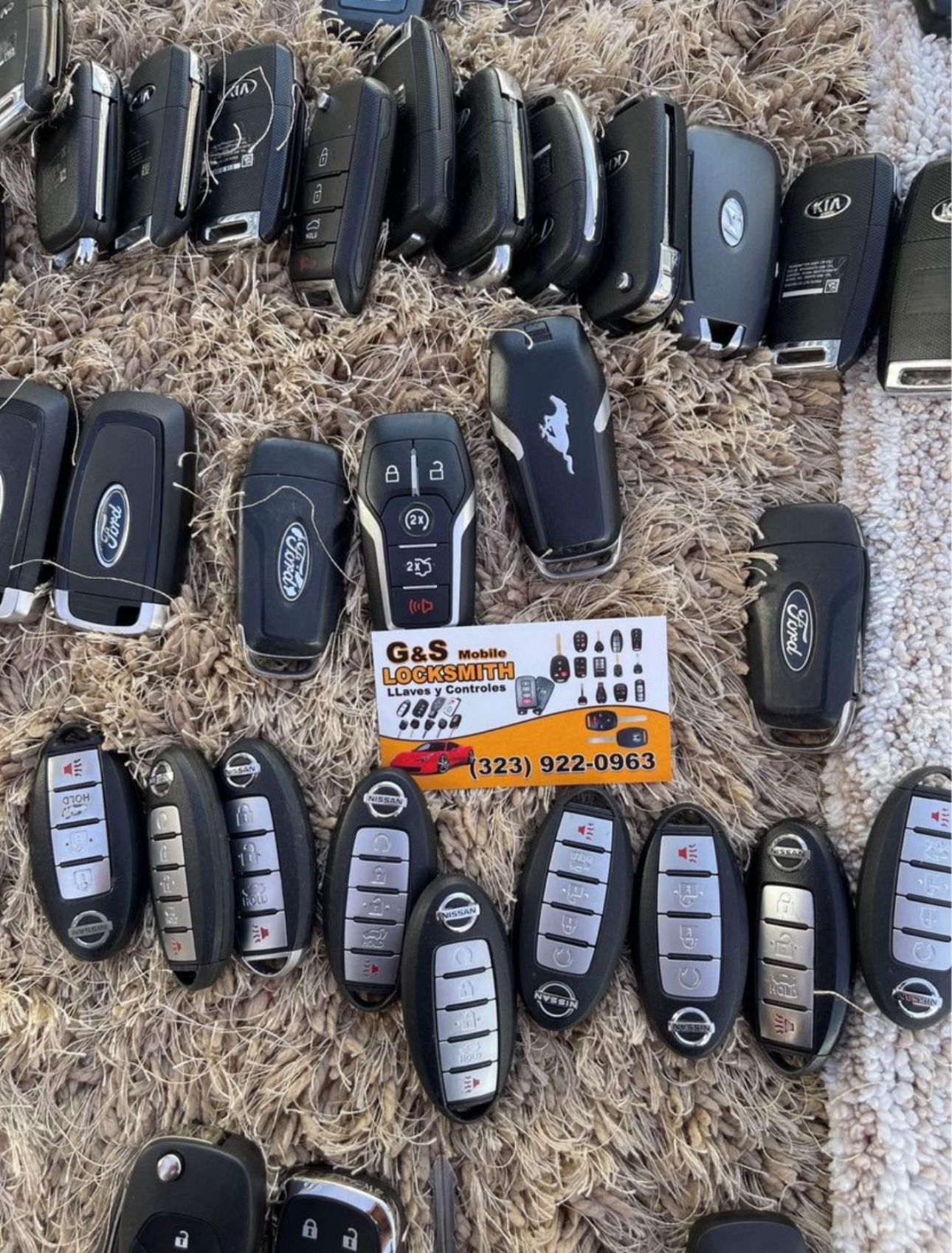 Llaves y Controles / Keys and Remotes