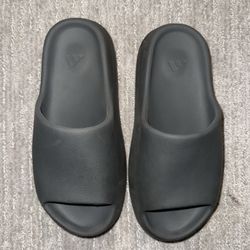 YEEZY SLIDES SIZE 10 “SLATE GREY”